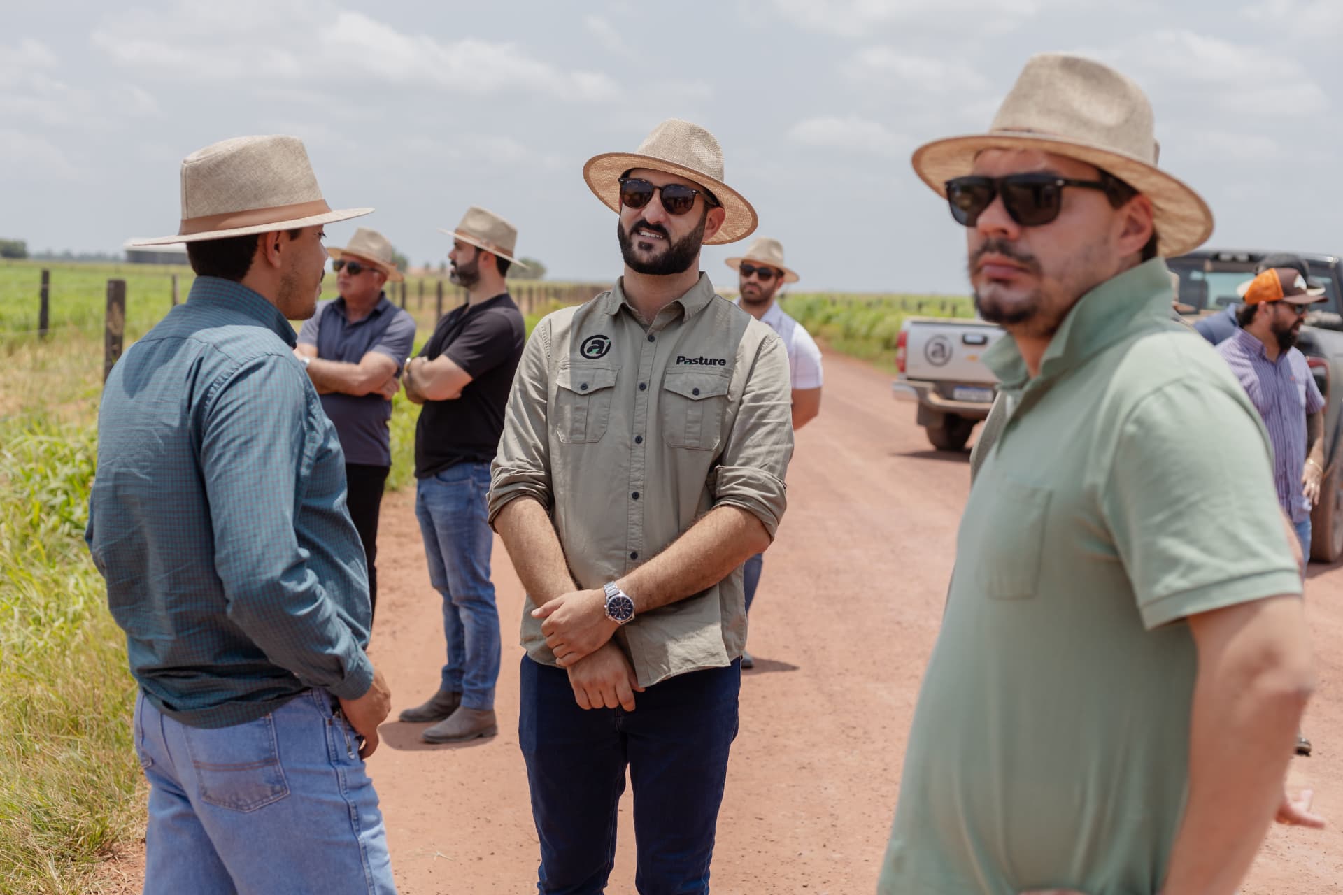Grupo de pecuaristas em campo durante a imersão PastureMind