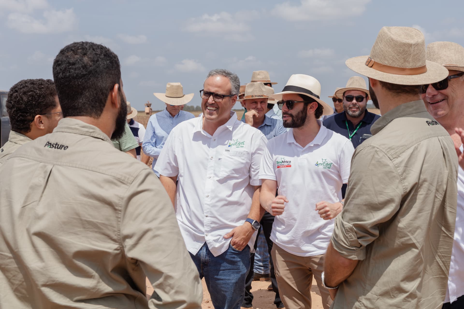 Grupo de pecuaristas conversando durante a última edição do PastureMind